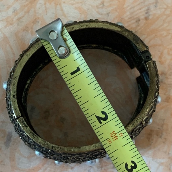 🛍️SALE🛍️ Antiqued Gold Hinged Bangle Bracelet - Picture 9 of 10